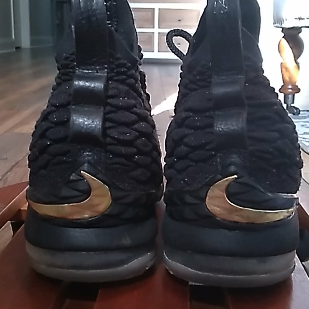LeBron XV *Slightly worn* - Picture 4 of 9
